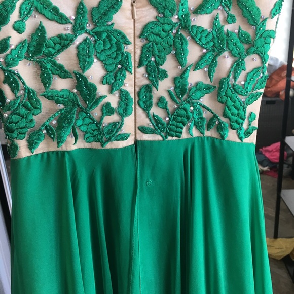 Prom dress! Bust 35.5 waist 27 and hips 38.5 - Picture 4 of 6